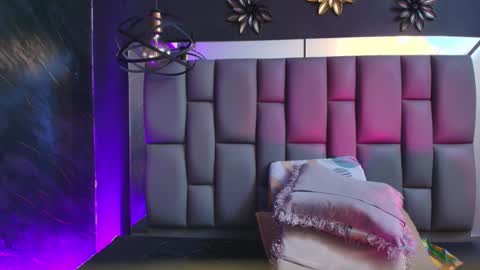 Mia online show from November 2025 12:05:02 PM