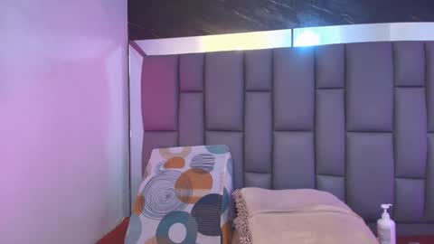 Mia online show from February 2026 12:08:01 PM