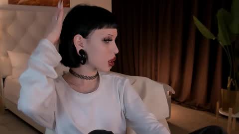 MiaCain online show from October 2025 09:15:01 PM