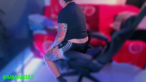 Mia online show from December 2025 01:00:01 AM