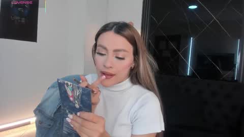 Snapshot of miacarperrlux chatting on December 2025 09:34:02 PM MiaCarper online show from December 2025 09:34:02 PM