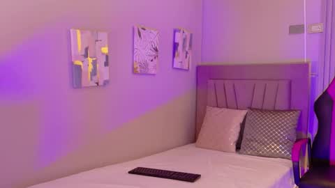 Mia online show from December 2025 12:14:02 PM