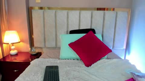 miahertz online show from November 2025 02:37:02 PM