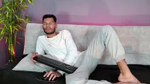 Mia online show from November 2025 07:13:02 PM