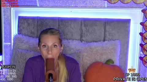 Mia online show from November 2025 03:44:01 PM