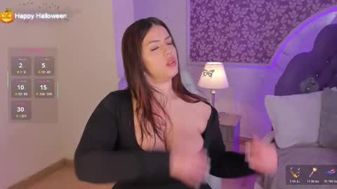 Snapshot of miamontoya chatting on November 2025 01:23:01 PM Mia -5 7001400 Follow online show from November 2025 01:23:01 PM