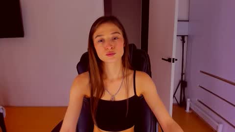 Mia online show from October 2025 07:20:01 PM