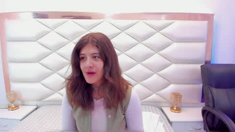 Snapshot of miaqueen021 chatting on February 2025 12:22:02 PM Sweetie Mia online show from February 2025 12:22:02 PM