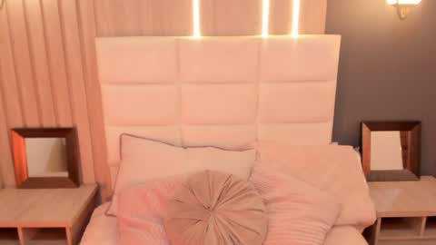 Mia online show from December 2024 01:05:01 AM