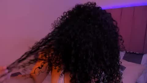 Mia online show from November 2025 09:36:02 PM