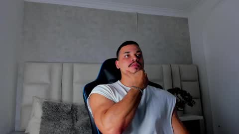 Snapshot of michael_reinolds chatting on October 2025 05:38:01 AM Michael online show from October 2025 05:38:01 AM