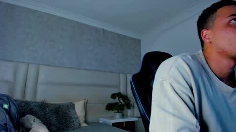 Snapshot of michael_reinolds chatting on October 2025 04:23:02 AM Michael online show from October 2025 04:23:02 AM