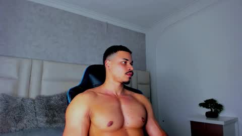 Snapshot of michael_reinolds chatting on November 2025 03:05:02 AM Michael online show from November 2025 03:05:02 AM