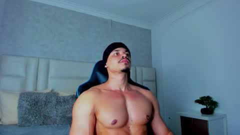 Snapshot of michael_reinolds chatting on December 2025 01:48:02 AM Michael online show from December 2025 01:48:02 AM