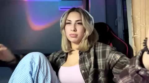 Snapshot of michellcrumpacker chatting on November 2025 05:04:01 PM michellcrumpacker online show from November 2025 05:04:01 PM