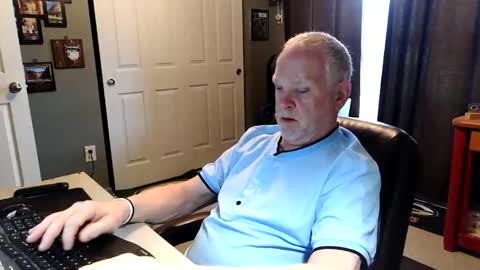 Snapshot of midwestdad09 chatting on April 2026 02:04:01 PM midwestdad09 online show from April 2026 02:04:01 PM