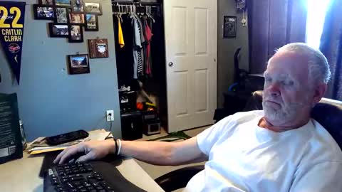 Snapshot of midwestdad09 chatting on May 2026 05:17:02 PM midwestdad09 online show from May 2026 05:17:02 PM
