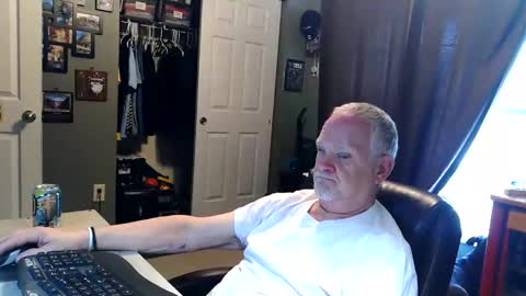 Snapshot of midwestdad09 chatting on May 2026 09:53:01 PM midwestdad09 online show from May 2026 09:53:01 PM