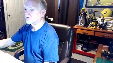Snapshot of midwestdad09 chatting on May 2026 10:22:02 AM midwestdad09 online show from May 2026 10:22:02 AM