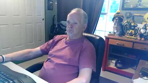 Snapshot of midwestdad09 chatting on May 2026 10:04:02 PM midwestdad09 online show from May 2026 10:04:02 PM