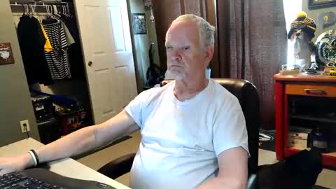 Snapshot of midwestdad09 chatting on May 2026 09:22:02 PM midwestdad09 online show from May 2026 09:22:02 PM