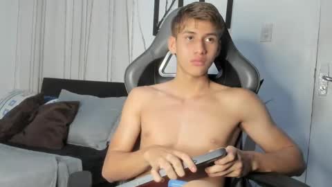 Snapshot of miguel_hz chatting on February 2025 01:02:02 AM Miguel Hernandez online show from February 2025 01:02:02 AM