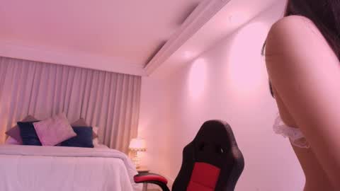 Mia online show from February 2025 07:05:01 AM