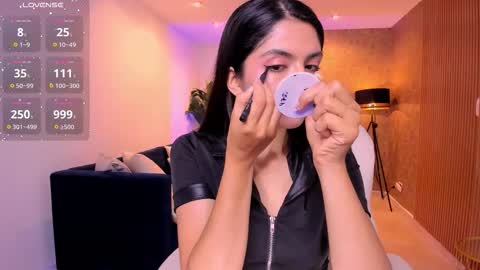 Mia online show from October 2025 11:07:02 AM