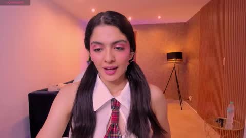 Mia online show from October 2025 10:38:01 AM