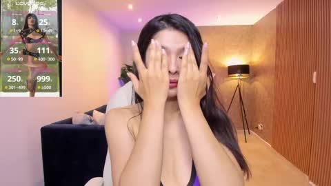 Mia online show from November 2025 11:10:02 AM