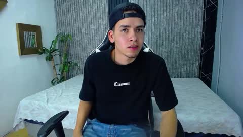 Mike 0233 online show from October 2025 04:35:02 AM