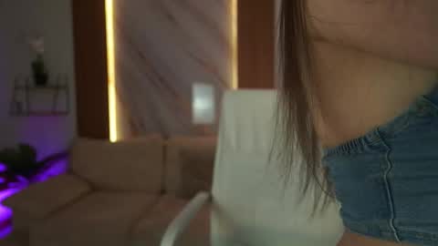 milacrave online show from January 2026 01:15:02 PM