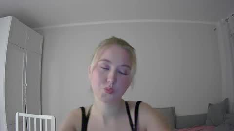 Snapshot of milena391630 chatting on November 2025 11:48:01 PM Milena new nonude shy blonde natural online show from November 2025 11:48:01 PM