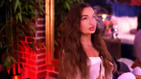 Milla online show from December 2025 05:01:02 AM