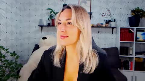 MillaXQueen online show from November 2025 03:56:02 PM