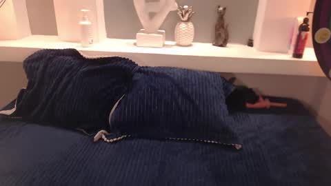 Milu Wallace  online show from October 2025 04:36:01 AM