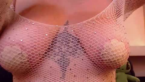 Milu Wallace  online show from November 2025 10:23:01 PM