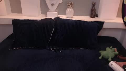 Milu Wallace  online show from December 2025 01:36:01 AM