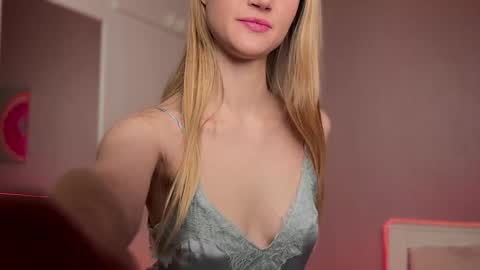 Snapshot of miss_sweetdream chatting on January 2025 01:03:01 PM Emily online show from January 2025 01:03:01 PM