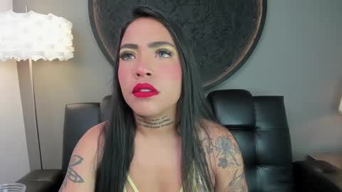 Snapshot of miss_vaiolette chatting on December 2024 11:02:02 AM Vaiolette online show from December 2024 11:02:02 AM