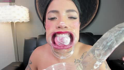 Snapshot of miss_vaiolette chatting on January 2025 02:02:02 PM Vaiolette online show from January 2025 02:02:02 PM