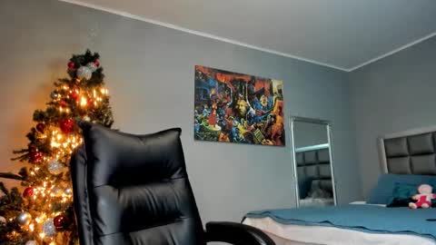 Alesyamuscledoll online show from December 2024 08:03:02 PM