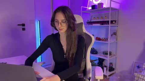 misslalii online show from December 2025 07:56:02 PM