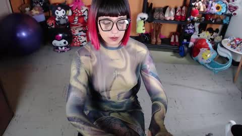 Miss Mia online show from November 2025 01:45:01 PM