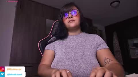 Snapshot of missmoonn chatting on October 2025 01:58:02 AM MissMoon online show from October 2025 01:58:02 AM