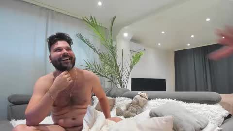 Jennifer  Johnny online show from November 2025 01:44:02 PM