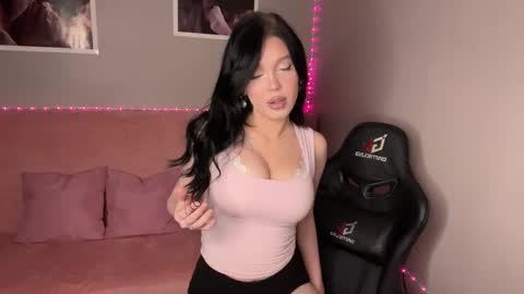 Mia online show from September 2025 05:15:02 PM