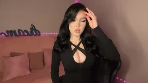 Mia online show from October 2025 09:20:01 PM