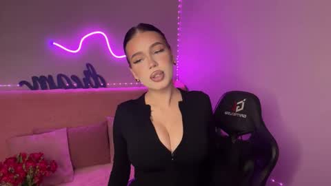 Mia online show from November 2025 08:43:01 PM