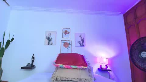 Snapshot of miwa_cutte chatting on February 2025 11:01:02 PM Miwa online show from February 2025 11:01:02 PM